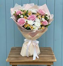 Букет цветов из:  Гвоздики, Орхидеи и Розы в Пятигорске