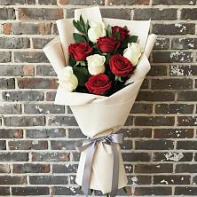 Букет красно-белые розы в Пятигорске Букет цветов из:  Розы в Пятигорске