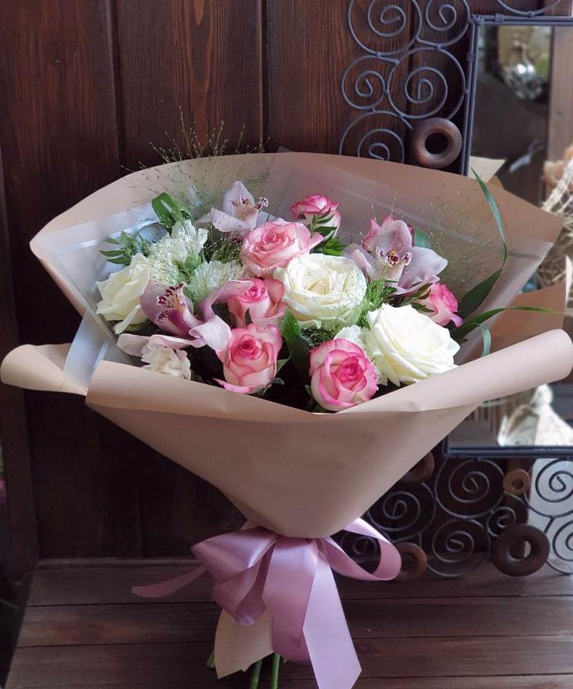 Букет цветов из: Гвоздики, Орхидеи, Розы и Хризантемы в Пятигорске