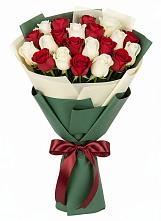 Букет Микс из красных и белых роз в Пятигорске