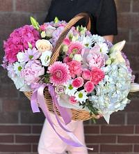 Композиция солнечный день в Пятигорске Цветочная композиция из Розы, Хризантемы, Пионы и Лизиантусы в корзине в Пятигорске