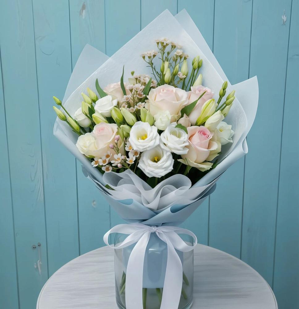 Букет цветов из: Розы и Лизиантусы в Пятигорске