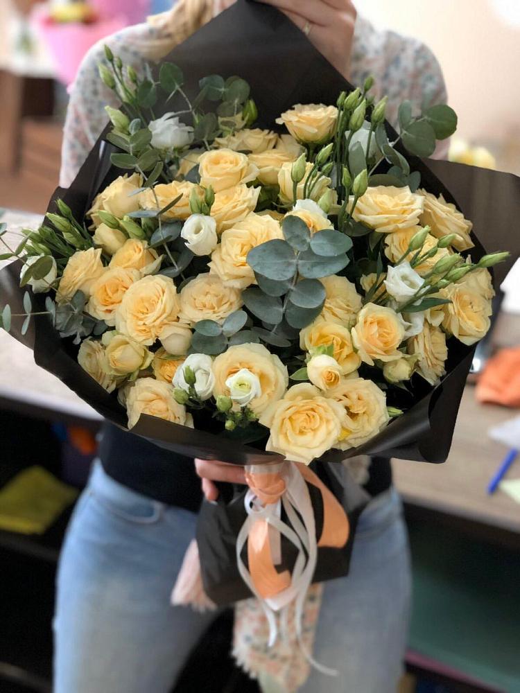 Букет цветов из: Розы и Лизиантусы в Пятигорске