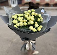 Букет Белые кустовые розы Солинеро в Пятигорске