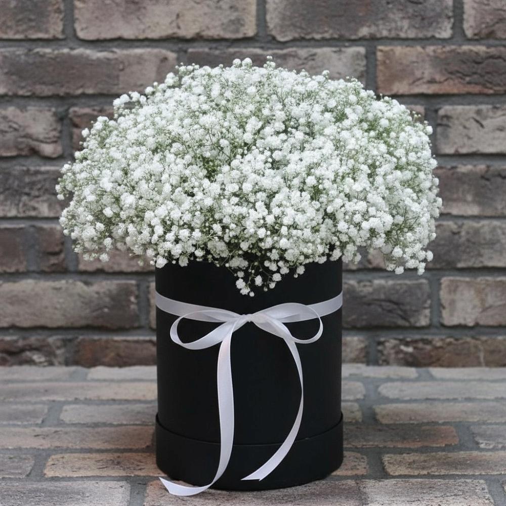 Цветочная композиция из Гипсофила в шляпной коробке в Пятигорске