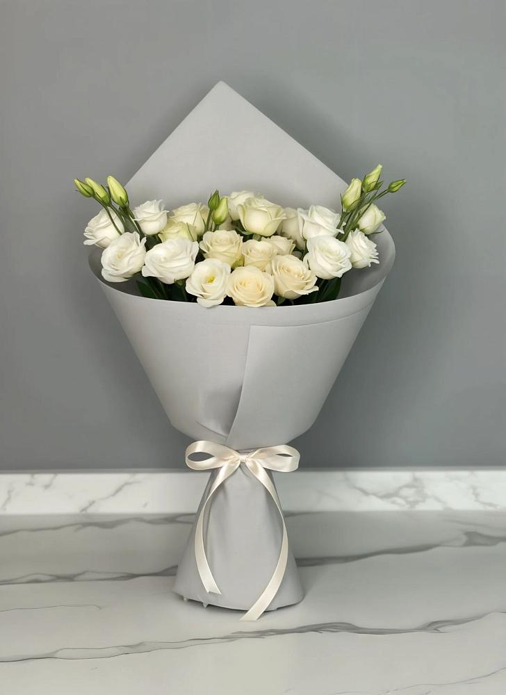 Букет цветов из: Розы и Лизиантусы в Пятигорске