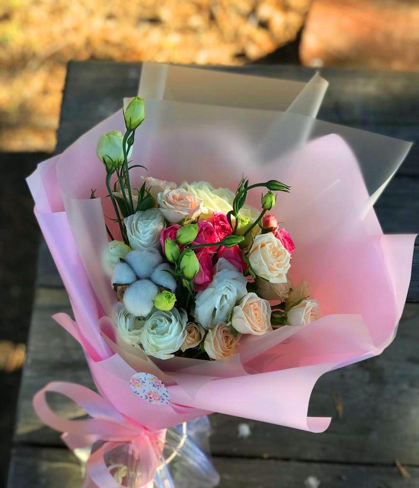 Букет цветов из: Розы и Лизиантусы в Пятигорске