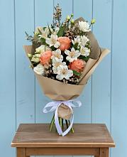 Букет цветов из:  Альстромерии, Лизиантусы, Розы и Хризантемы в Пятигорске