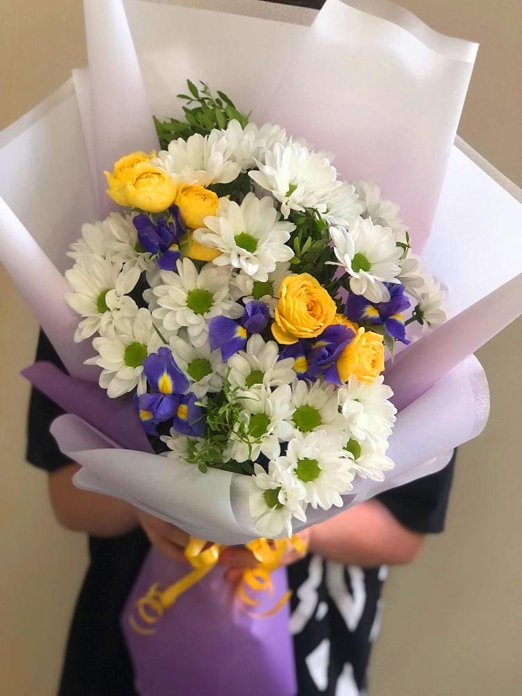 Букет цветов из: Ирисы, Хризантемы и Розы в Пятигорске