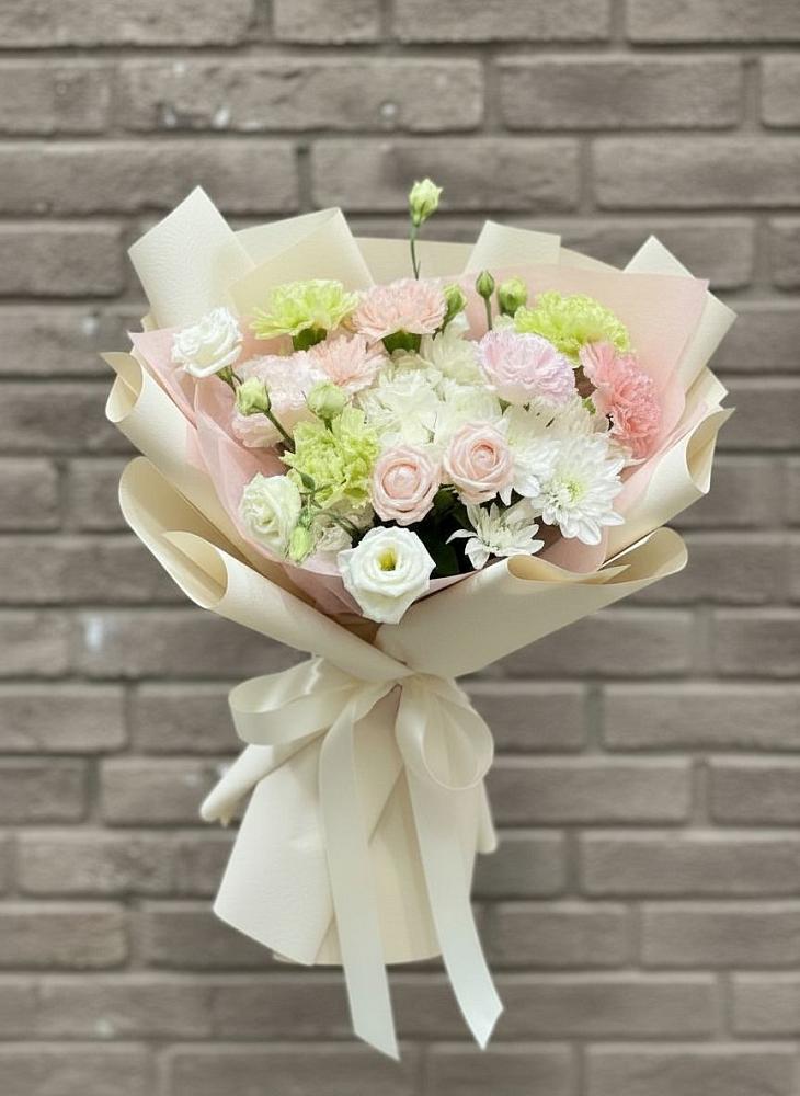 Букет цветов из: Гвоздики, Розы, Лизиантусы и Хризантемы в Пятигорске