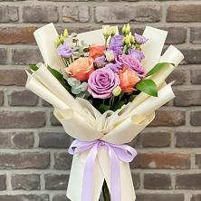 Букет цветочные ноты в Пятигорске Букет цветов из:  Лизиантусы и Розы в Пятигорске