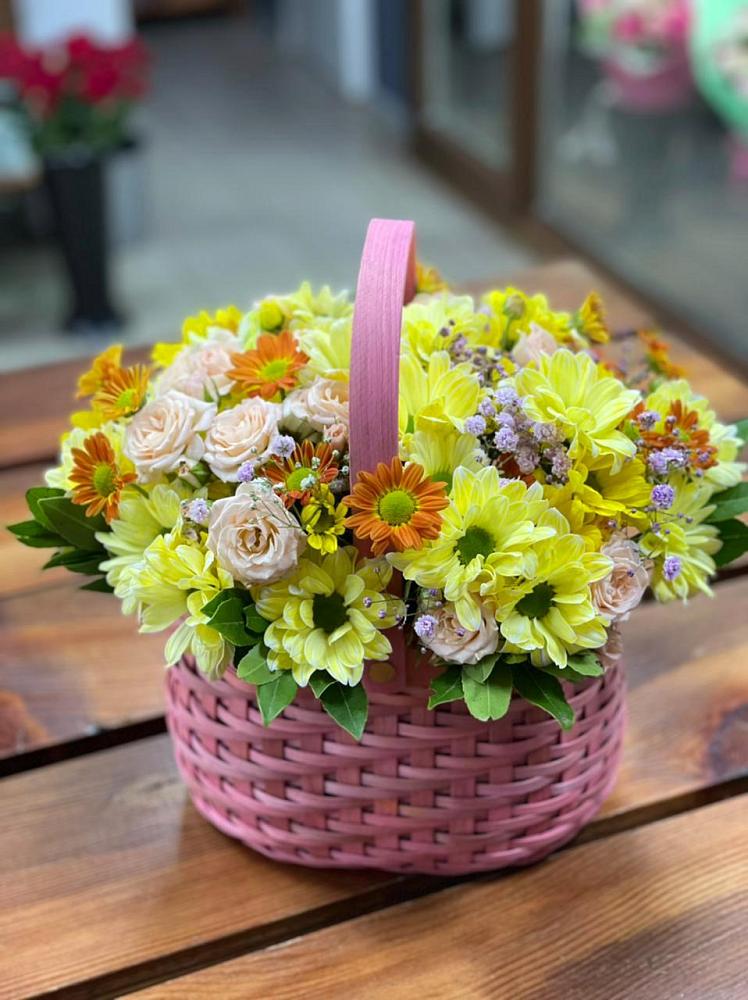 Цветочная композиция из Хризантемы и Розы в корзине в Пятигорске