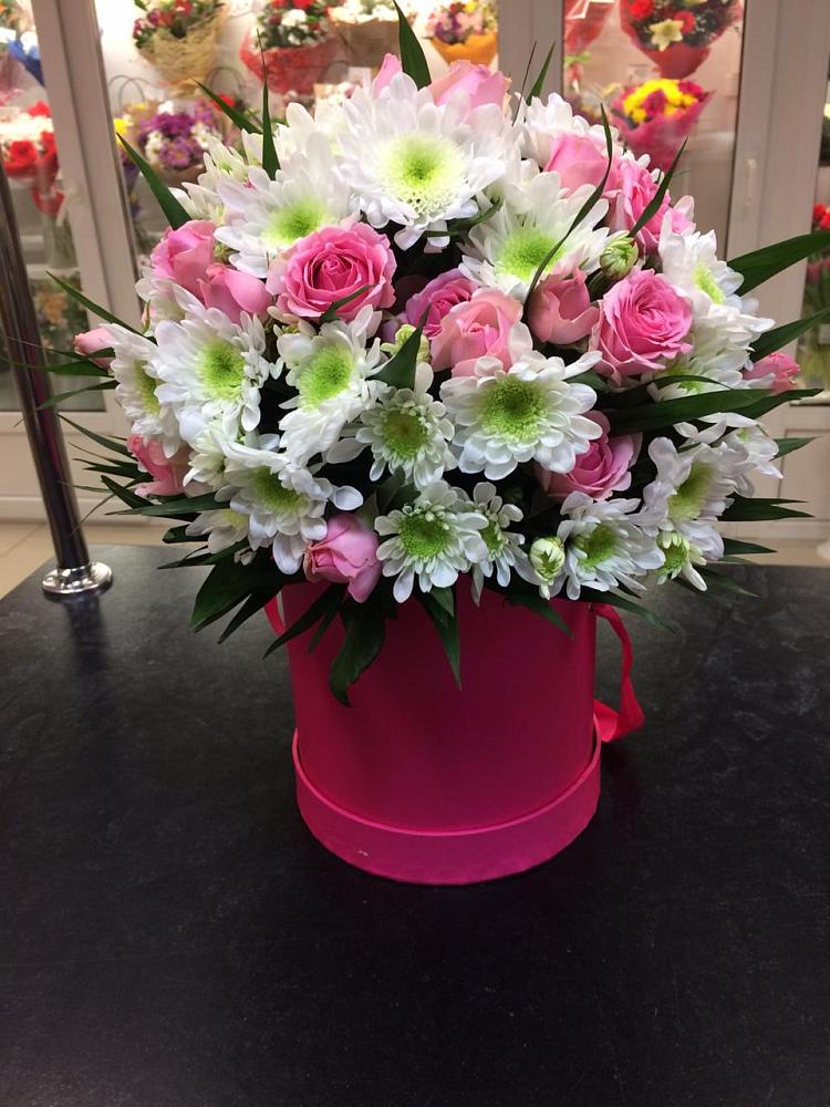 Цветочная композиция из Розы и Хризантемы в шляпной коробке в Пятигорске