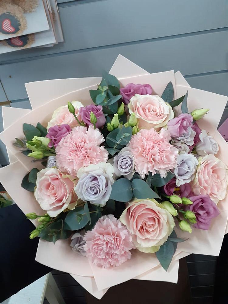 Букет цветов из: Розы, Гвоздики и Лизиантусы в Пятигорске