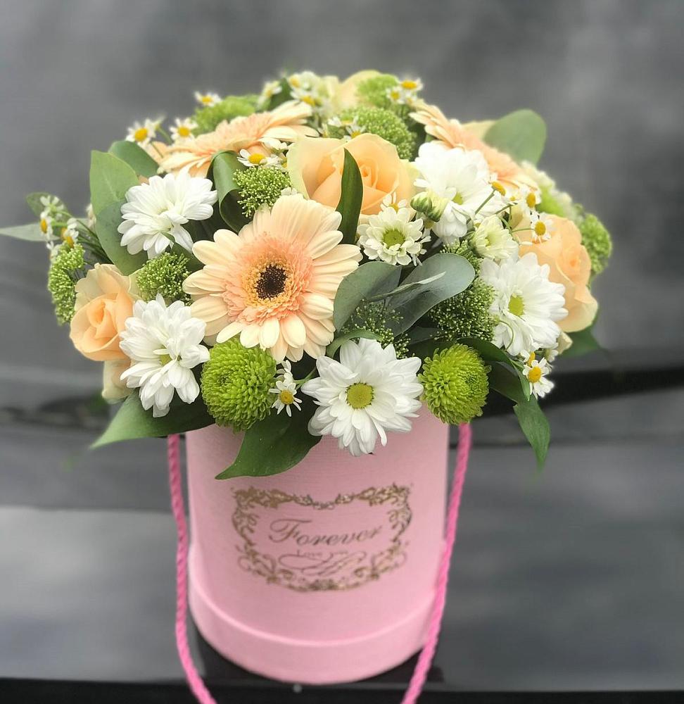 Цветочная композиция из Розы, Герберы и Хризантемы в шляпной коробке в Пятигорске