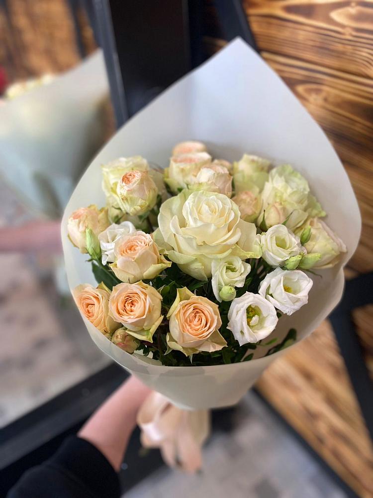 Букет цветов из: Розы и Лизиантусы в Пятигорске