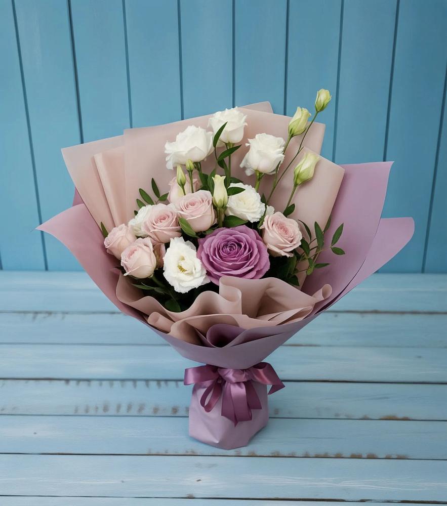 Букет цветов из: Розы и Лизиантусы в Пятигорске